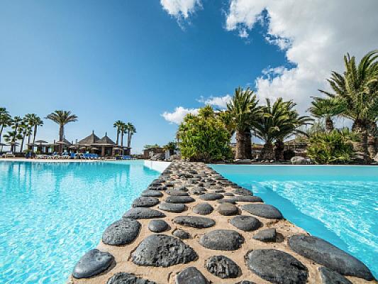 7 Nächte Lanzarote im 4* Hotel mit Halbpension, Flug & Transfer ab 1134€